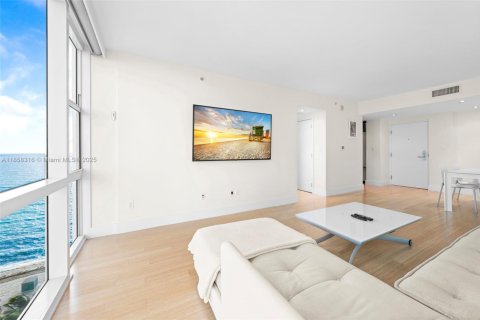 Condo in Miami Beach, Florida, 2 bedrooms  № 1980104 - photo 2