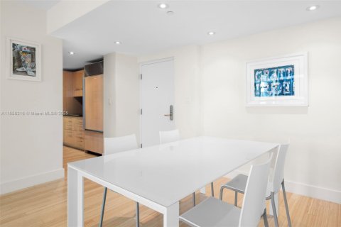 Condo in Miami Beach, Florida, 2 bedrooms  № 1980104 - photo 18