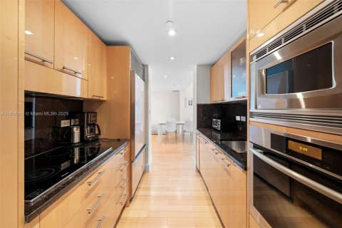 Condo in Miami Beach, Florida, 2 bedrooms  № 1980104 - photo 8