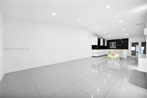 Villa ou maison à louer à Miami, Floride: 4 chambres, 158.68 m2 № 1933771 - photo 9