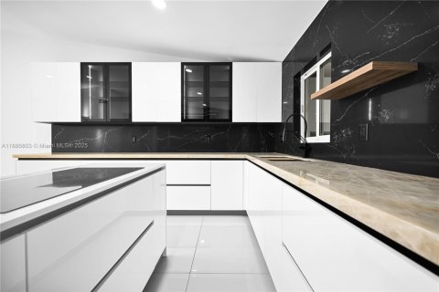 Villa ou maison à louer à Miami, Floride: 4 chambres, 158.68 m2 № 1933771 - photo 15