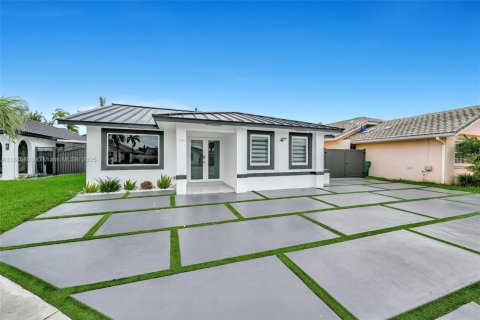 Villa ou maison à louer à Miami, Floride: 4 chambres, 158.68 m2 № 1933771 - photo 3