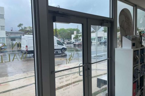 Commercial property in Miami, Florida № 2051470 - photo 14