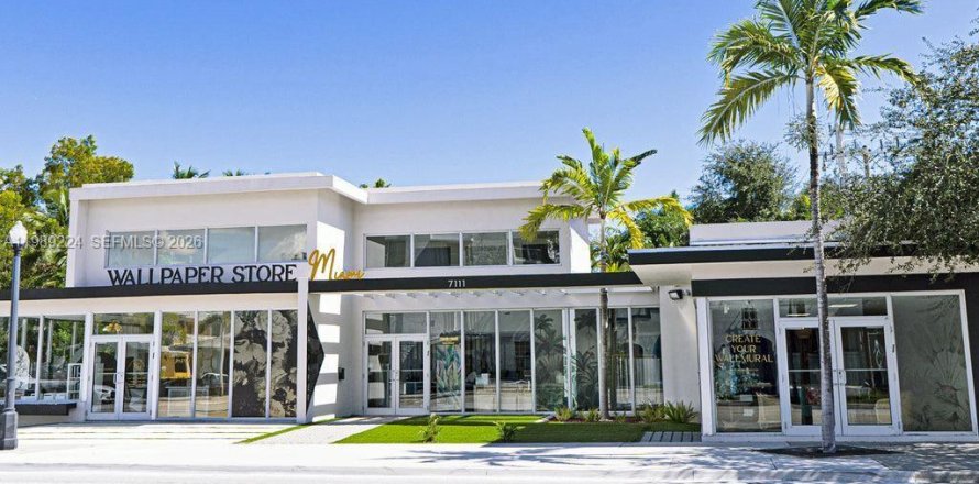 Commercial property in Miami, Florida № 2051470