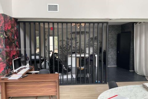 Commercial property in Miami, Florida № 2051470 - photo 17