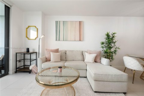 Condo in Miami, Florida, 1 bedroom  № 1944931 - photo 11