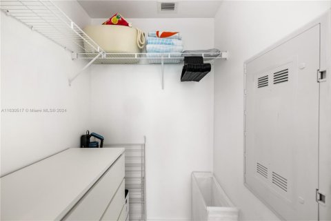 Condo in Miami, Florida, 1 bedroom  № 1944931 - photo 4