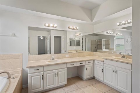House in Fish Hawk, Florida 4 bedrooms, 246.93 sq.m. № 1690852 - photo 14