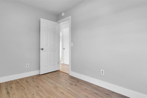 Casa en alquiler en Saint Petersburg, Florida, 4 dormitorios, 115.94 m2 № 1725093 - foto 9