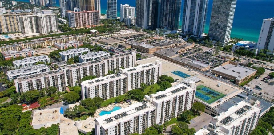 Condo in Sunny Isles Beach, Florida, 1 bedroom № 1898063