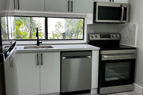 Condo in Sunny Isles Beach, Florida, 1 bedroom  № 1898063 - photo 16