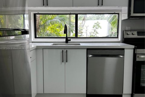Condo in Sunny Isles Beach, Florida, 1 bedroom  № 1898063 - photo 17
