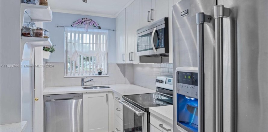 Condominio en Hallandale Beach, Florida, 1 dormitorio  № 1452371
