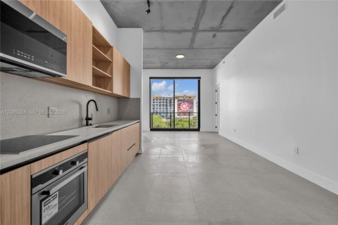 Condominio en alquiler en Miami, Florida, 2 dormitorios, 88.07 m2 № 2355192 - foto 2