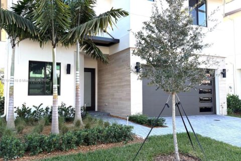 Villa ou maison à louer à Fort Lauderdale, Floride: 4 chambres, 255.57 m2 № 1971516 - photo 1