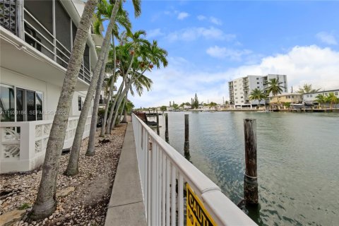 Condo in Miami Beach, Florida, 1 bedroom № 2152468 - photo 5