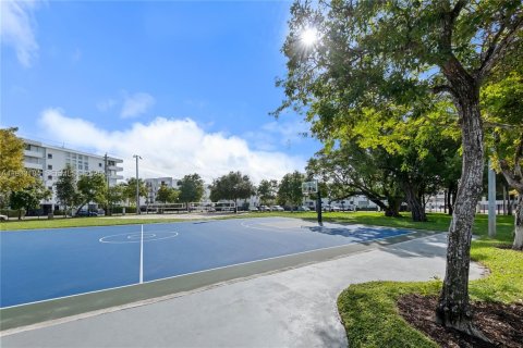 Condo in Miami Beach, Florida, 1 bedroom № 2152468 - photo 25