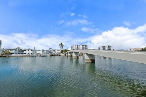 Condo in Miami Beach, Florida, 1 bedroom № 2152468 - photo 29
