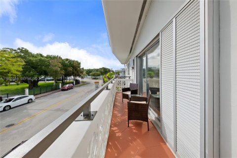 Condo in Miami Beach, Florida, 1 bedroom № 2152468 - photo 27