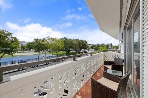 Condo in Miami Beach, Florida, 1 bedroom № 2152468 - photo 26