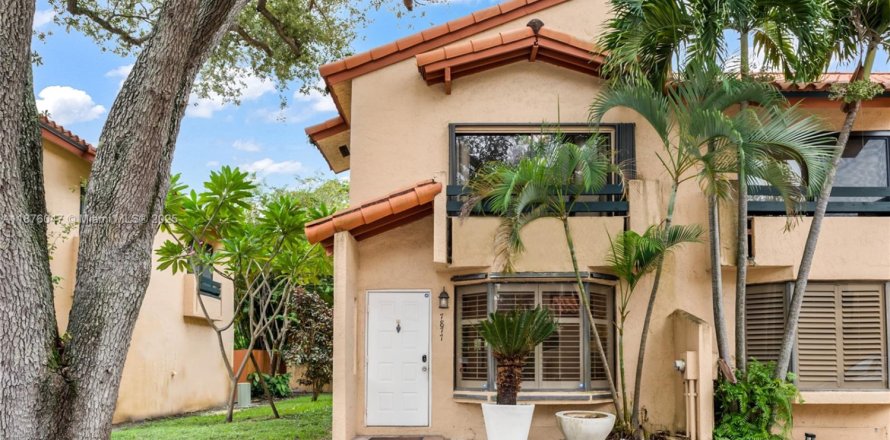 Townhouse in Miami, Florida 2 bedrooms, 107.02 sq.m. № 1926911