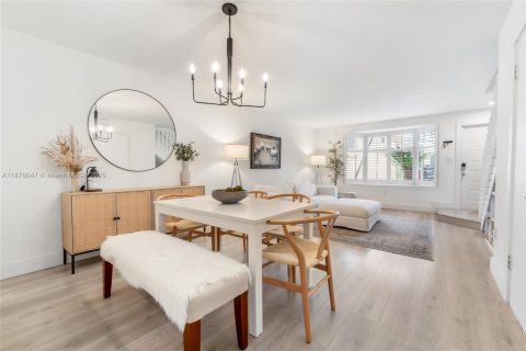 Townhouse in Miami, Florida 2 bedrooms, 107.02 sq.m. № 1926911 - photo 5