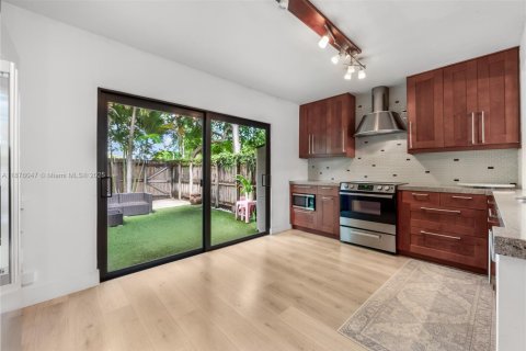 Townhouse in Miami, Florida 2 bedrooms, 107.02 sq.m. № 1926911 - photo 7