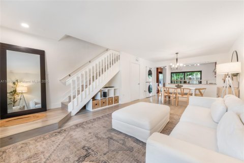 Townhouse in Miami, Florida 2 bedrooms, 107.02 sq.m. № 1926911 - photo 2