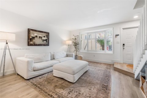 Townhouse in Miami, Florida 2 bedrooms, 107.02 sq.m. № 1926911 - photo 8