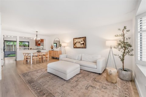 Townhouse in Miami, Florida 2 bedrooms, 107.02 sq.m. № 1926911 - photo 4