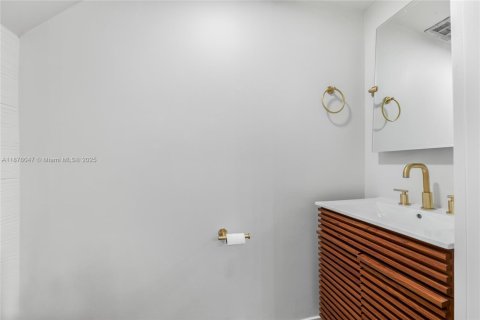 Townhouse in Miami, Florida 2 bedrooms, 107.02 sq.m. № 1926911 - photo 9