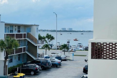 Copropriété à louer à North Bay Village, Floride: 1 chambre, 64.57 m2 № 1977429 - photo 12