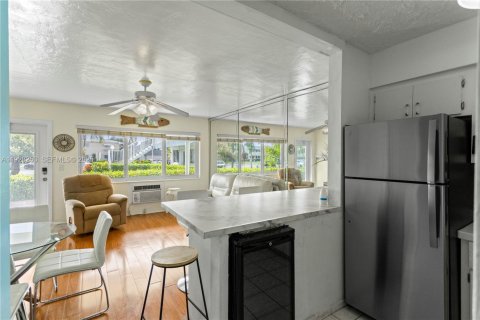 Condo in Hallandale Beach, Florida, 1 bedroom № 1988528 - photo 4