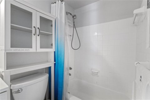 Condo in Hallandale Beach, Florida, 1 bedroom № 1988528 - photo 22