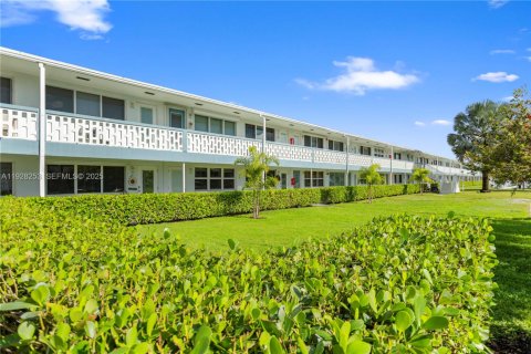 Condo in Hallandale Beach, Florida, 1 bedroom № 1988528 - photo 27
