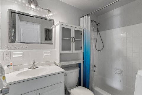 Condo in Hallandale Beach, Florida, 1 bedroom № 1988528 - photo 21