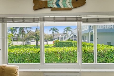 Condo in Hallandale Beach, Florida, 1 bedroom № 1988528 - photo 13