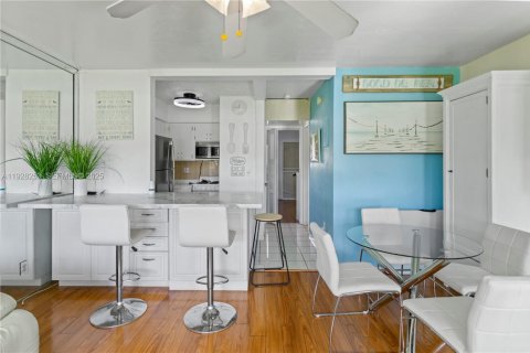 Condo in Hallandale Beach, Florida, 1 bedroom № 1988528 - photo 7