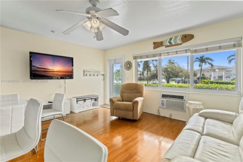Condo in Hallandale Beach, Florida, 1 bedroom № 1988528 - photo 11