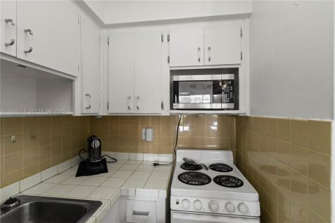 Condo in Hallandale Beach, Florida, 1 bedroom № 1988528 - photo 5
