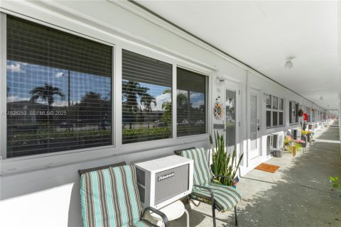 Condo in Hallandale Beach, Florida, 1 bedroom № 1988528 - photo 14