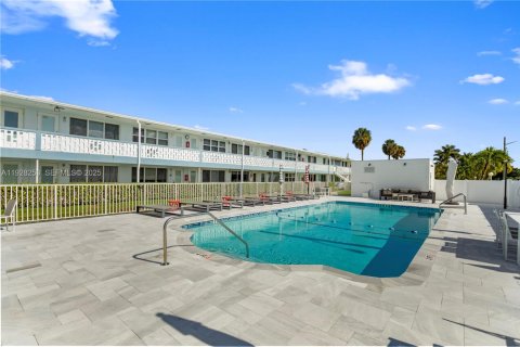 Condo in Hallandale Beach, Florida, 1 bedroom № 1988528 - photo 23