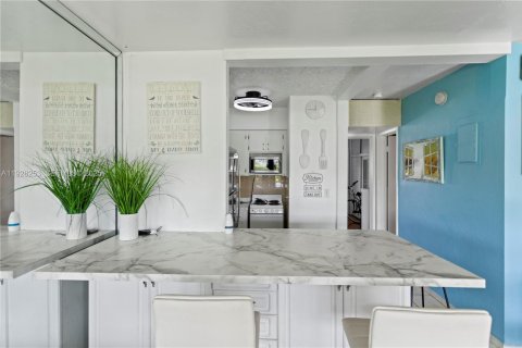 Condo in Hallandale Beach, Florida, 1 bedroom № 1988528 - photo 1