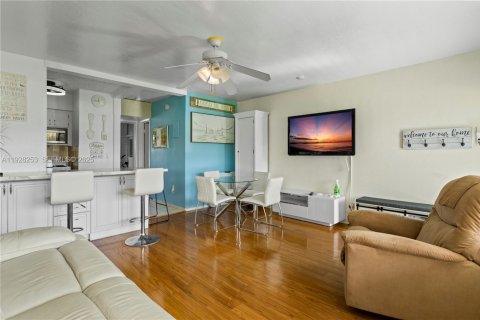 Condo in Hallandale Beach, Florida, 1 bedroom № 1988528 - photo 9