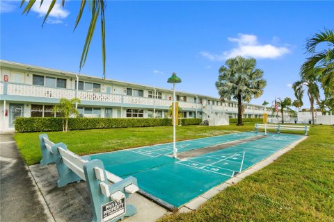 Condo in Hallandale Beach, Florida, 1 bedroom № 1988528 - photo 24