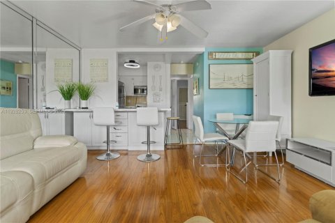 Condo in Hallandale Beach, Florida, 1 bedroom № 1988528 - photo 8