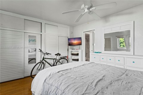 Condo in Hallandale Beach, Florida, 1 bedroom № 1988528 - photo 17