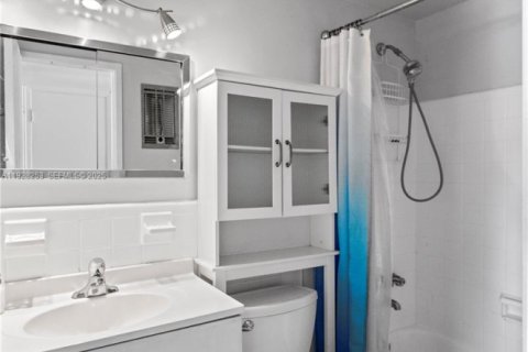 Condo in Hallandale Beach, Florida, 1 bedroom № 1988528 - photo 15