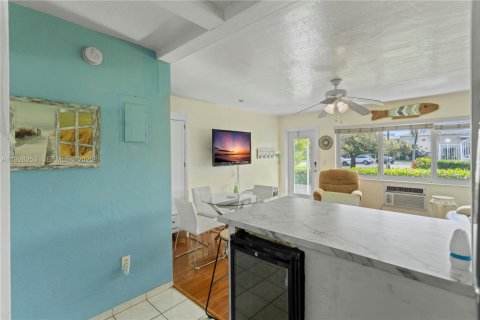 Condo in Hallandale Beach, Florida, 1 bedroom № 1988528 - photo 3