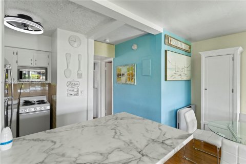 Condo in Hallandale Beach, Florida, 1 bedroom № 1988528 - photo 2